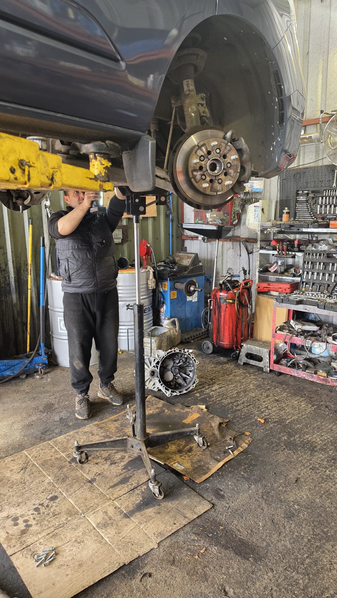 Technician using the tyre changing machine